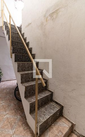 Casa à venda com 144m², 5 quartos e 2 vagas Casa à venda com 144m², 5 quartos e 2 vagasEscada