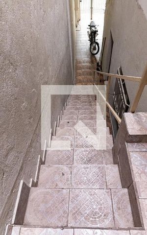 Casa à venda com 144m², 5 quartos e 2 vagas Casa à venda com 144m², 5 quartos e 2 vagasEscada