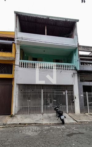 Casa à venda com 144m², 5 quartos e 2 vagas Casa à venda com 144m², 5 quartos e 2 vagasFachada