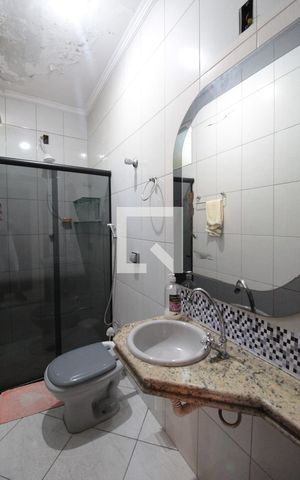 Casa à venda com 200m², 3 quartos e 2 vagasBanheiro da Suite