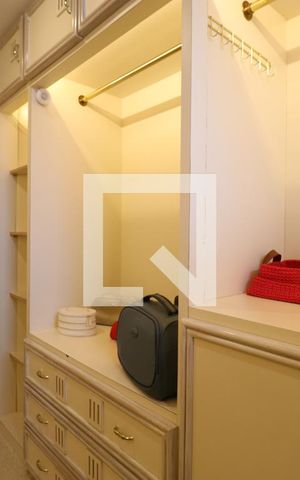 Apartamento à venda com 886m², 4 quartos e 6 vagasCloset da suíte 1