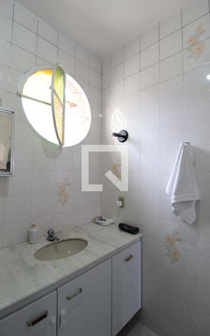 Casa à venda com 228m², 4 quartos e 5 vagasBanheiro Social