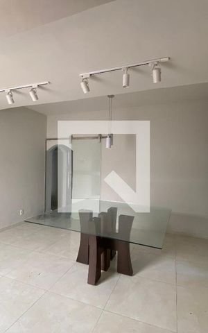 Casa à venda com 533m², 2 quartos e 5 vagas Casa à venda com 533m², 2 quartos e 5 vagasSala