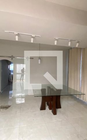 Casa à venda com 533m², 2 quartos e 5 vagas Casa à venda com 533m², 2 quartos e 5 vagasSala
