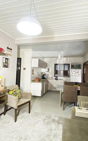 Casa à venda com 98m², 2 quartos e 2 vagasSala