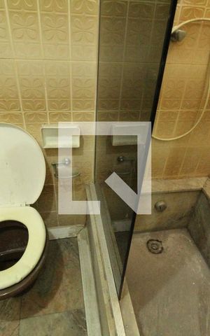Casa de condomínio à venda com 500m², 4 quartos e 6 vagasBanheiro do hall entre os quarto 1 e 2