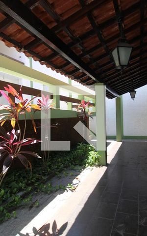 Casa de condomínio à venda com 500m², 4 quartos e 6 vagasFundos da casa