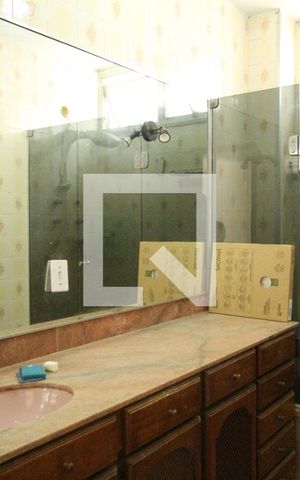 Casa de condomínio à venda com 500m², 4 quartos e 6 vagasBanheiro da suíte 1