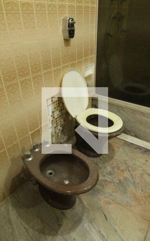 Casa de condomínio à venda com 500m², 4 quartos e 6 vagasBanheiro do hall entre os quarto 1 e 2