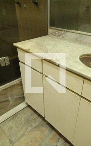 Casa de condomínio à venda com 500m², 4 quartos e 6 vagasBanheiro do hall entre os quarto 1 e 2