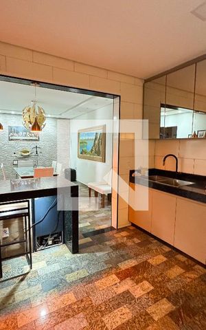 Casa à venda com 582m², 8 quartos e 3 vagas Casa à venda com 582m², 8 quartos e 3 vagasCozinha