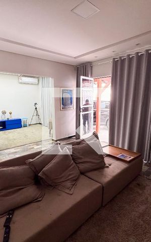 Casa à venda com 582m², 8 quartos e 3 vagas Casa à venda com 582m², 8 quartos e 3 vagasSala