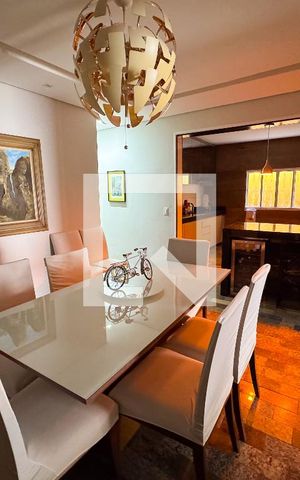 Casa à venda com 582m², 8 quartos e 3 vagas Casa à venda com 582m², 8 quartos e 3 vagasSala de Jantar