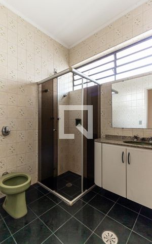 Casa à venda com 345m², 4 quartos e 2 vagas Casa à venda com 345m², 4 quartos e 2 vagasBanheiro 1
