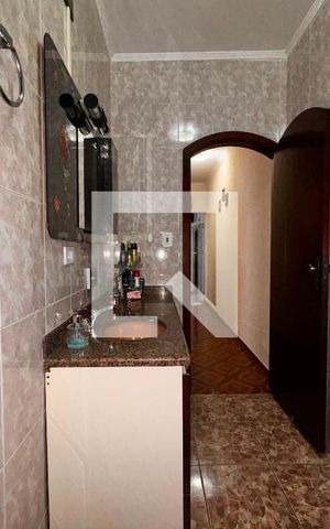 Casa à venda com 212m², 4 quartos e 2 vagas Casa à venda com 212m², 4 quartos e 2 vagasBanheiro