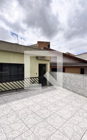 Casa à venda com 212m², 4 quartos e 2 vagas Casa à venda com 212m², 4 quartos e 2 vagasVaranda