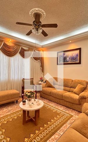 Casa à venda com 212m², 4 quartos e 2 vagas Casa à venda com 212m², 4 quartos e 2 vagasSala