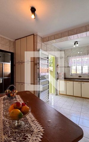 Casa à venda com 212m², 4 quartos e 2 vagas Casa à venda com 212m², 4 quartos e 2 vagasCozinha edícula