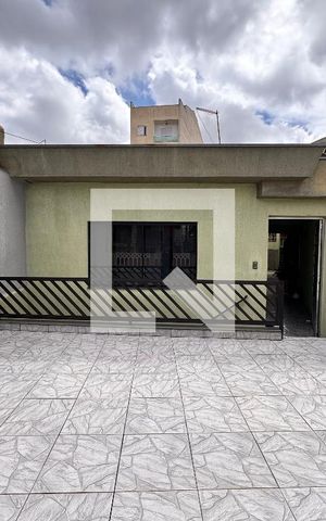 Casa à venda com 212m², 4 quartos e 2 vagas Casa à venda com 212m², 4 quartos e 2 vagasVaranda