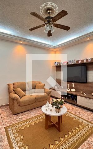 Casa à venda com 212m², 4 quartos e 2 vagas Casa à venda com 212m², 4 quartos e 2 vagasSala