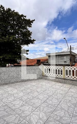 Casa à venda com 212m², 4 quartos e 2 vagas Casa à venda com 212m², 4 quartos e 2 vagasVaranda