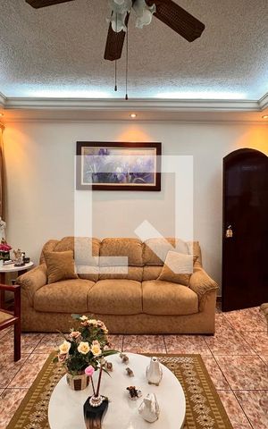 Casa à venda com 212m², 4 quartos e 2 vagas Casa à venda com 212m², 4 quartos e 2 vagasSala
