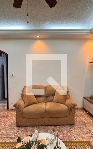 Casa à venda com 212m², 4 quartos e 2 vagas Casa à venda com 212m², 4 quartos e 2 vagasSala
