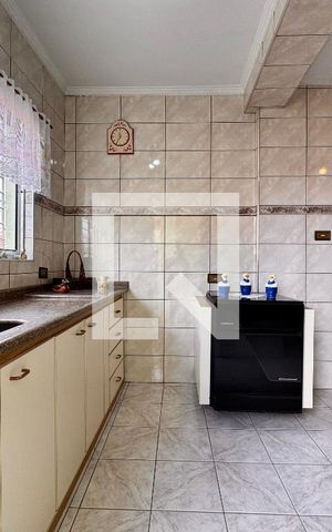Casa à venda com 212m², 4 quartos e 2 vagas Casa à venda com 212m², 4 quartos e 2 vagasCozinha edícula