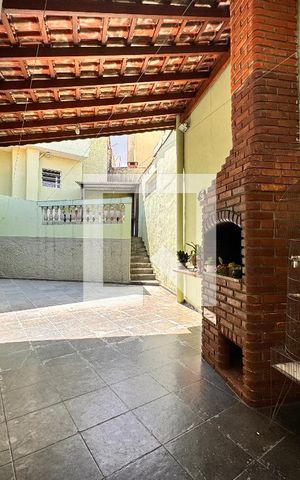 Casa à venda com 212m², 4 quartos e 2 vagas Casa à venda com 212m², 4 quartos e 2 vagasQuintal