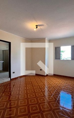 Casa à venda com 212m², 4 quartos e 2 vagas Casa à venda com 212m², 4 quartos e 2 vagasSuite da edícula
