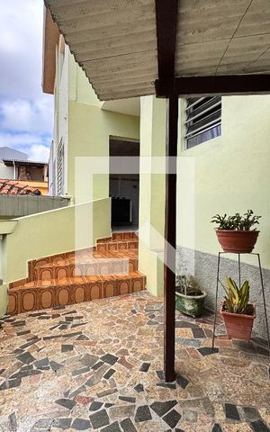 Casa à venda com 212m², 4 quartos e 2 vagas Casa à venda com 212m², 4 quartos e 2 vagasLavanderia da edícula