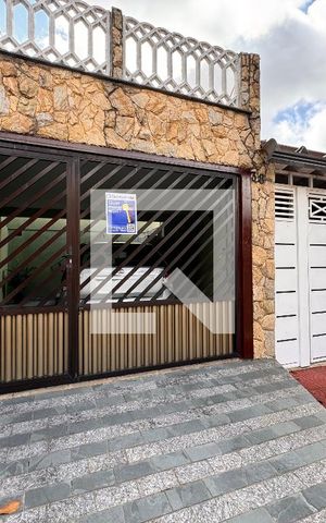 Casa à venda com 212m², 4 quartos e 2 vagas Casa à venda com 212m², 4 quartos e 2 vagasFachada + plaquinha