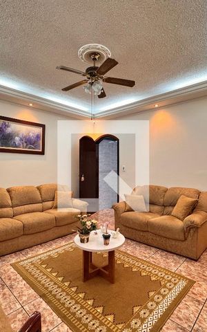 Casa à venda com 212m², 4 quartos e 2 vagas Casa à venda com 212m², 4 quartos e 2 vagasSala