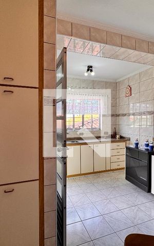 Casa à venda com 212m², 4 quartos e 2 vagas Casa à venda com 212m², 4 quartos e 2 vagasCozinha edícula