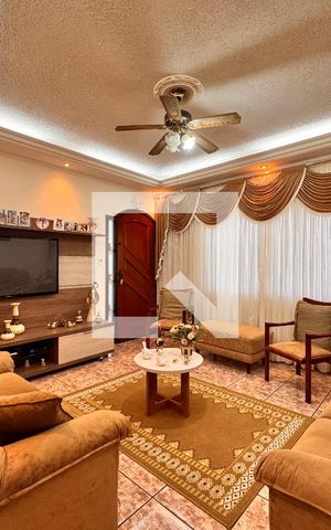 Casa à venda com 212m², 4 quartos e 2 vagas Casa à venda com 212m², 4 quartos e 2 vagasSala