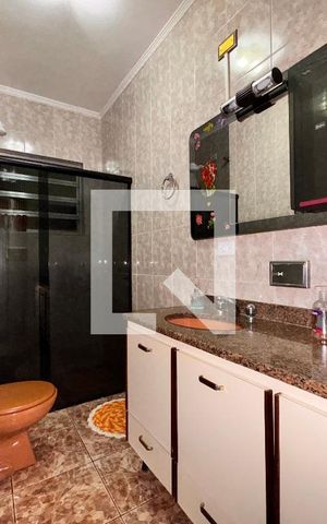 Casa à venda com 212m², 4 quartos e 2 vagas Casa à venda com 212m², 4 quartos e 2 vagasBanheiro