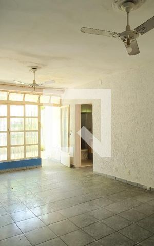 Casa à venda com 200m², 3 quartos e 6 vagasSala