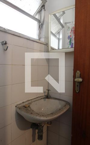 Casa de condomínio à venda com 251m², 4 quartos e 2 vagasBanheiro de Serviço