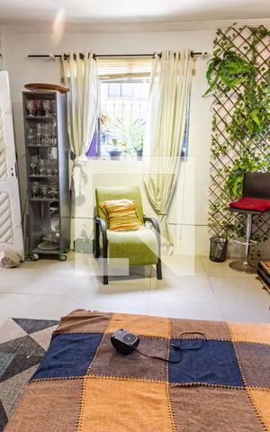 Casa à venda com 120m², 5 quartos e sem vaga Casa à venda com 120m², 5 quartos e sem vagaSala