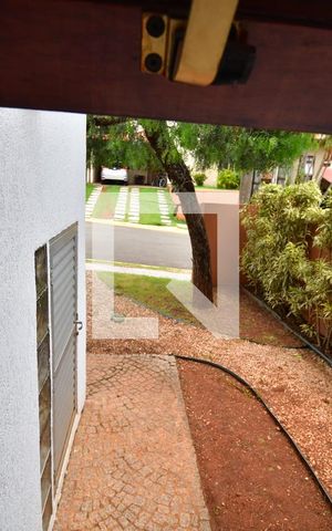 Casa de condomínio à venda com 153m², 3 quartos e 4 vagasBanheiro de serviço - Vista