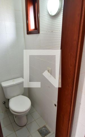 Casa de condomínio à venda com 153m², 3 quartos e 4 vagasBanheiro de serviço