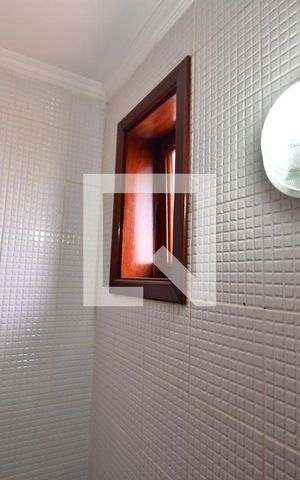 Casa de condomínio à venda com 153m², 3 quartos e 4 vagasBanheiro de serviço