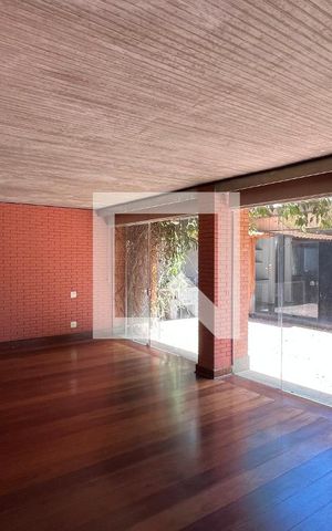 Casa à venda com 450m², 4 quartos e 4 vagas Casa à venda com 450m², 4 quartos e 4 vagasSala