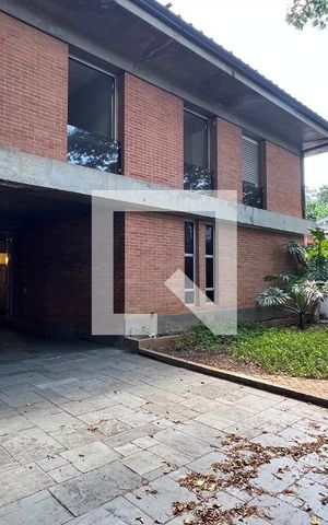Casa à venda com 450m², 4 quartos e 4 vagas Casa à venda com 450m², 4 quartos e 4 vagasGaragem