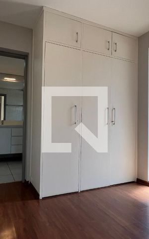 Casa à venda com 450m², 4 quartos e 4 vagas Casa à venda com 450m², 4 quartos e 4 vagasCloset da suíte 2