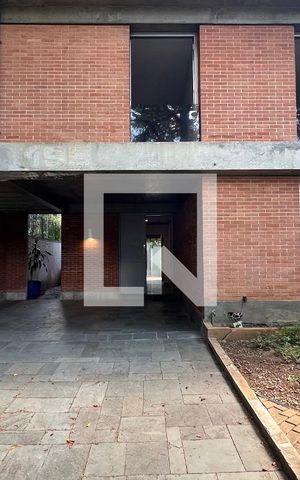 Casa à venda com 450m², 4 quartos e 4 vagas Casa à venda com 450m², 4 quartos e 4 vagasGaragem
