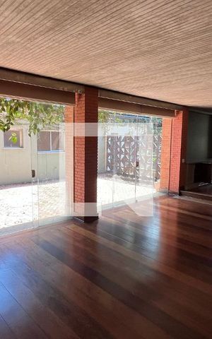 Casa à venda com 450m², 4 quartos e 4 vagas Casa à venda com 450m², 4 quartos e 4 vagasSala
