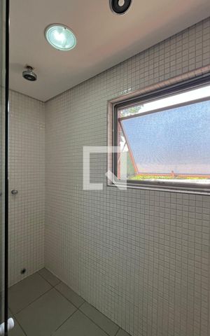 Casa à venda com 450m², 4 quartos e 4 vagas Casa à venda com 450m², 4 quartos e 4 vagasBanheiro da Suíte 2