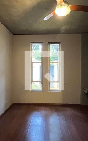 Casa à venda com 450m², 4 quartos e 4 vagas Casa à venda com 450m², 4 quartos e 4 vagasEscritório