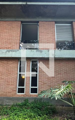 Casa à venda com 450m², 4 quartos e 4 vagas Casa à venda com 450m², 4 quartos e 4 vagasFachada